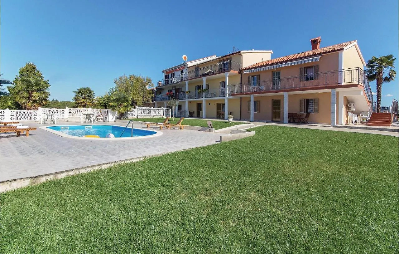 Cozy Apartment In Vrsar With Kitchen Hırvatistan