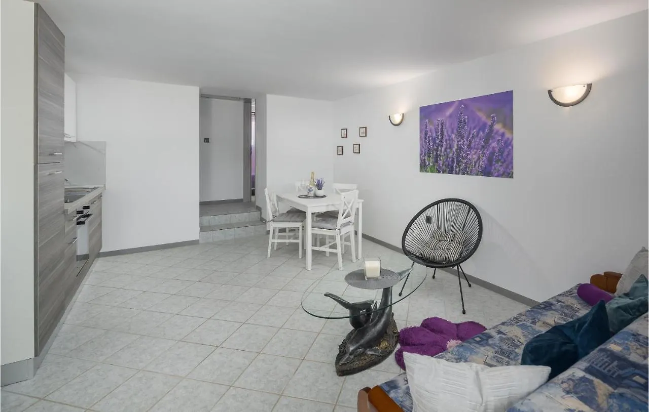Cozy Apartment In Vrsar With Kitchen