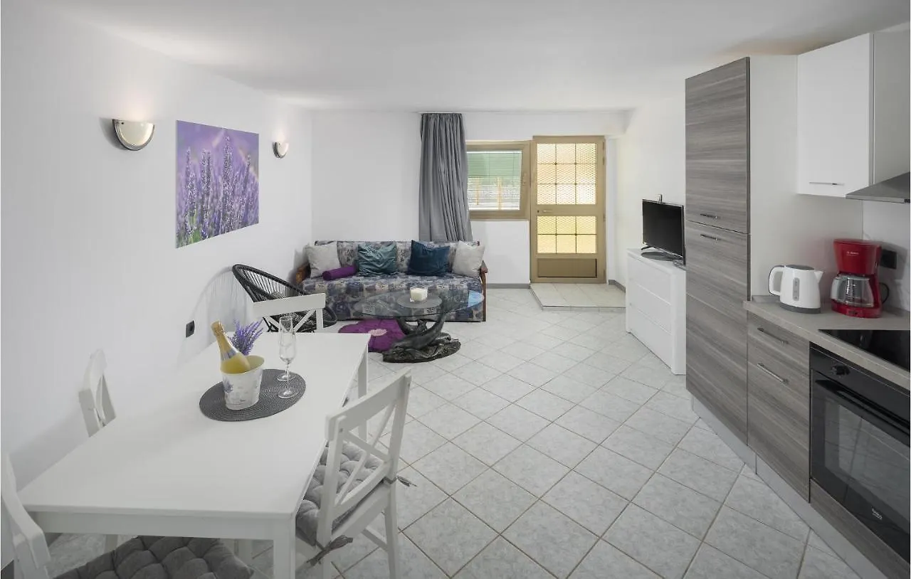 Cozy Apartment In Vrsar With Kitchen