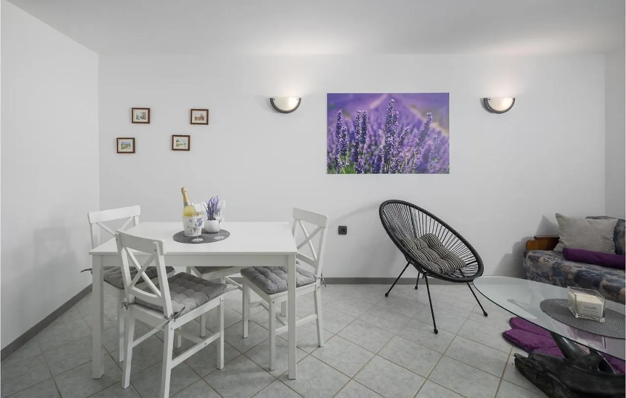 Cozy Apartment In Vrsar With Kitchen